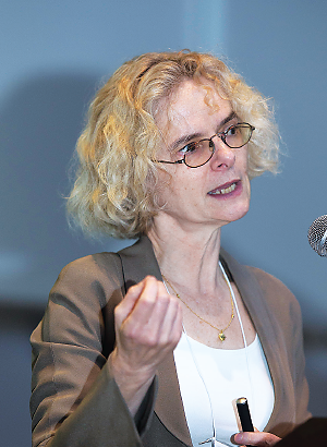 Photo of Nora Volkow, M.D., discussing drug addiction research at APA’s 2013 annual meeting.