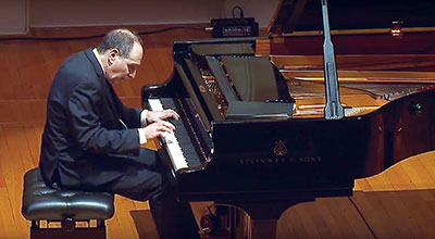 Photo of Richard Kogan playing piano